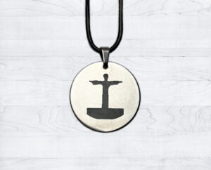 Halskette mit Metall-Anhänger