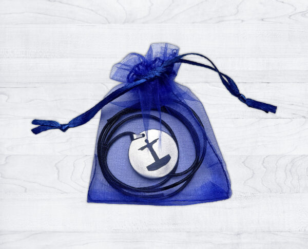 Halskette mit Metall-Anhänger